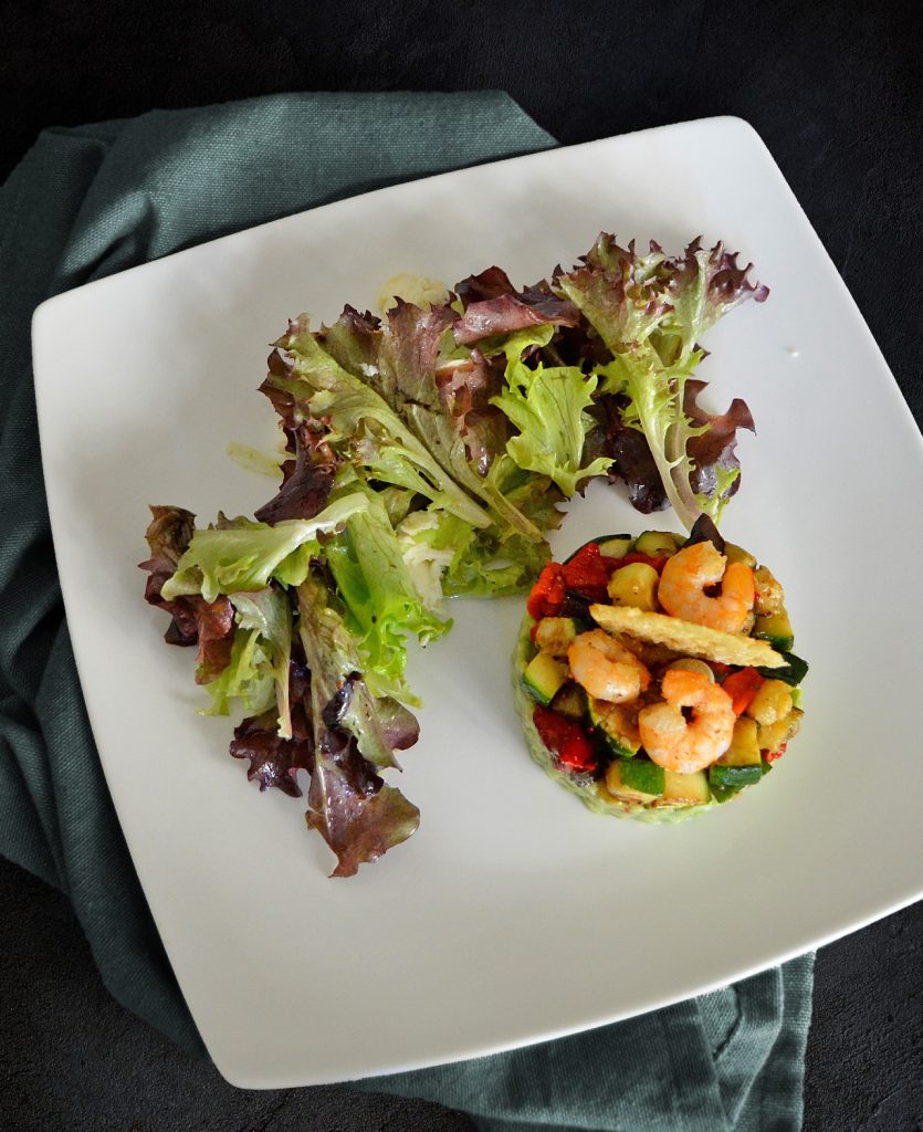 Antipasti mit Garnelen auf Guacamole