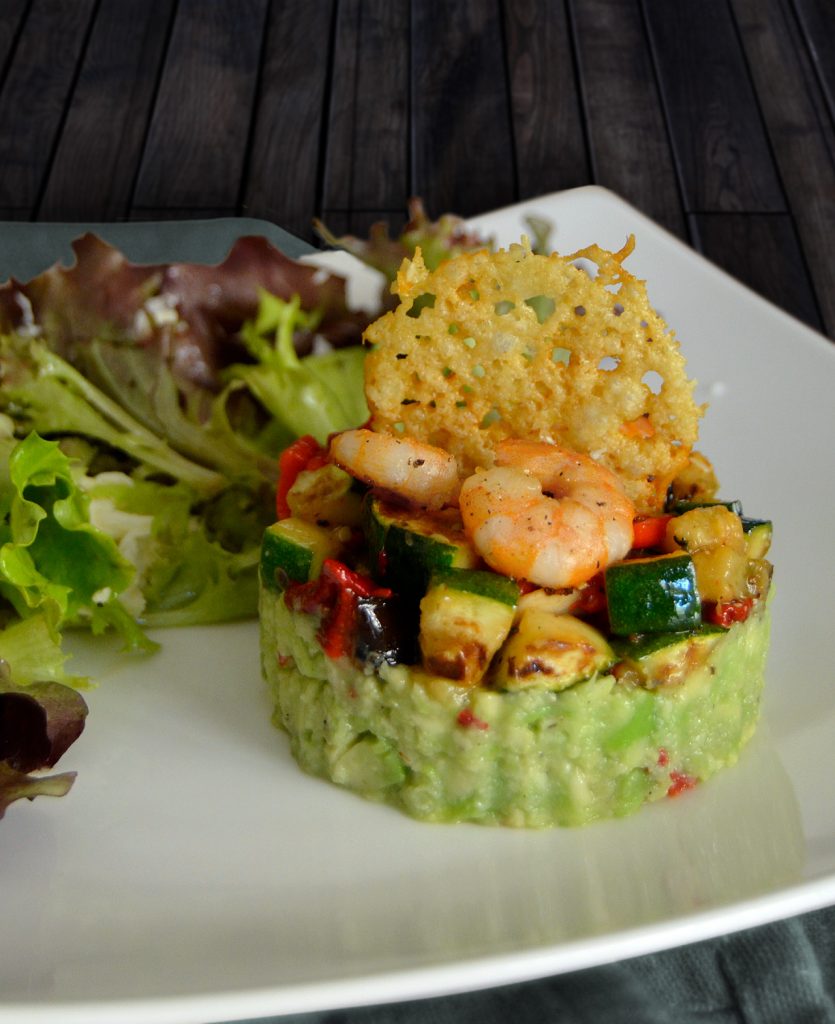 Antipasti mit Garnelen auf Guacamole