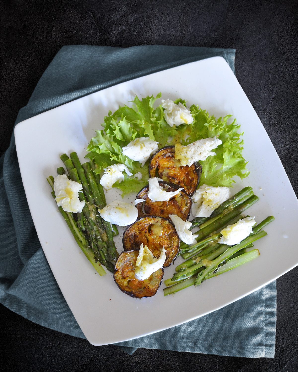 Auberginen mit grünem Spargel und Mozzarella