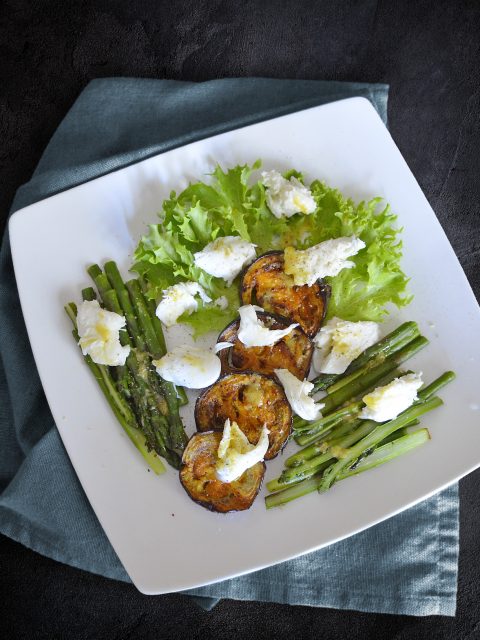 Auberginen mit grünem Spargel und Mozzarella