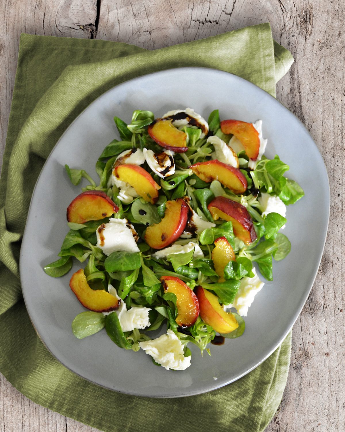 Feldsalat mit Mozzarella und gebratenen Pfirsichen