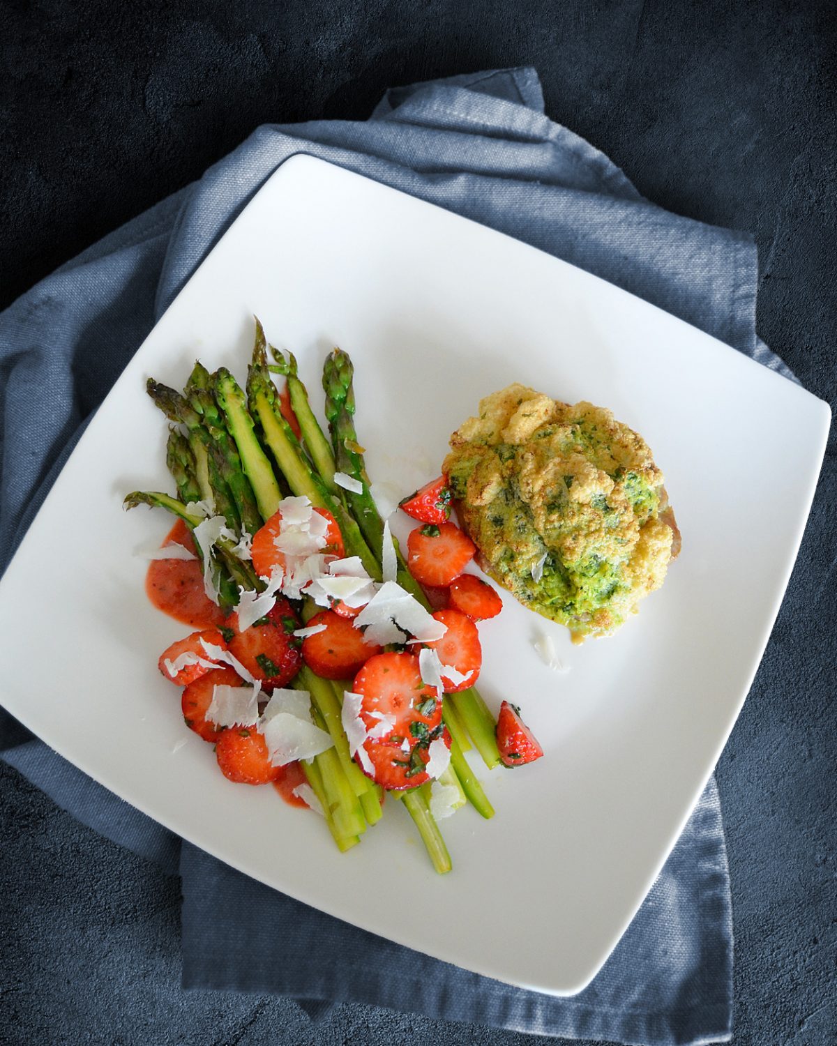 Kräuterschnitzel mit grünem Spargel und Erdbeeren