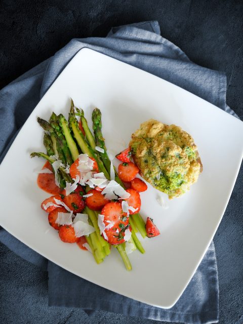 Kräuterschnitzel mit grünem Spargel und Erdbeeren