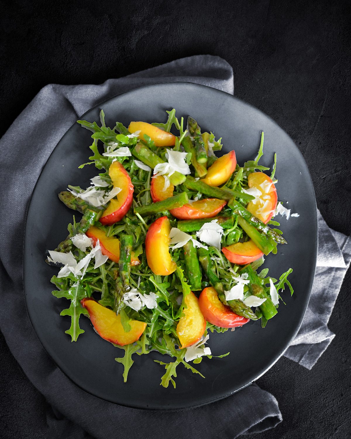 Rucola mit gebratenem Pfirsich und Spargel