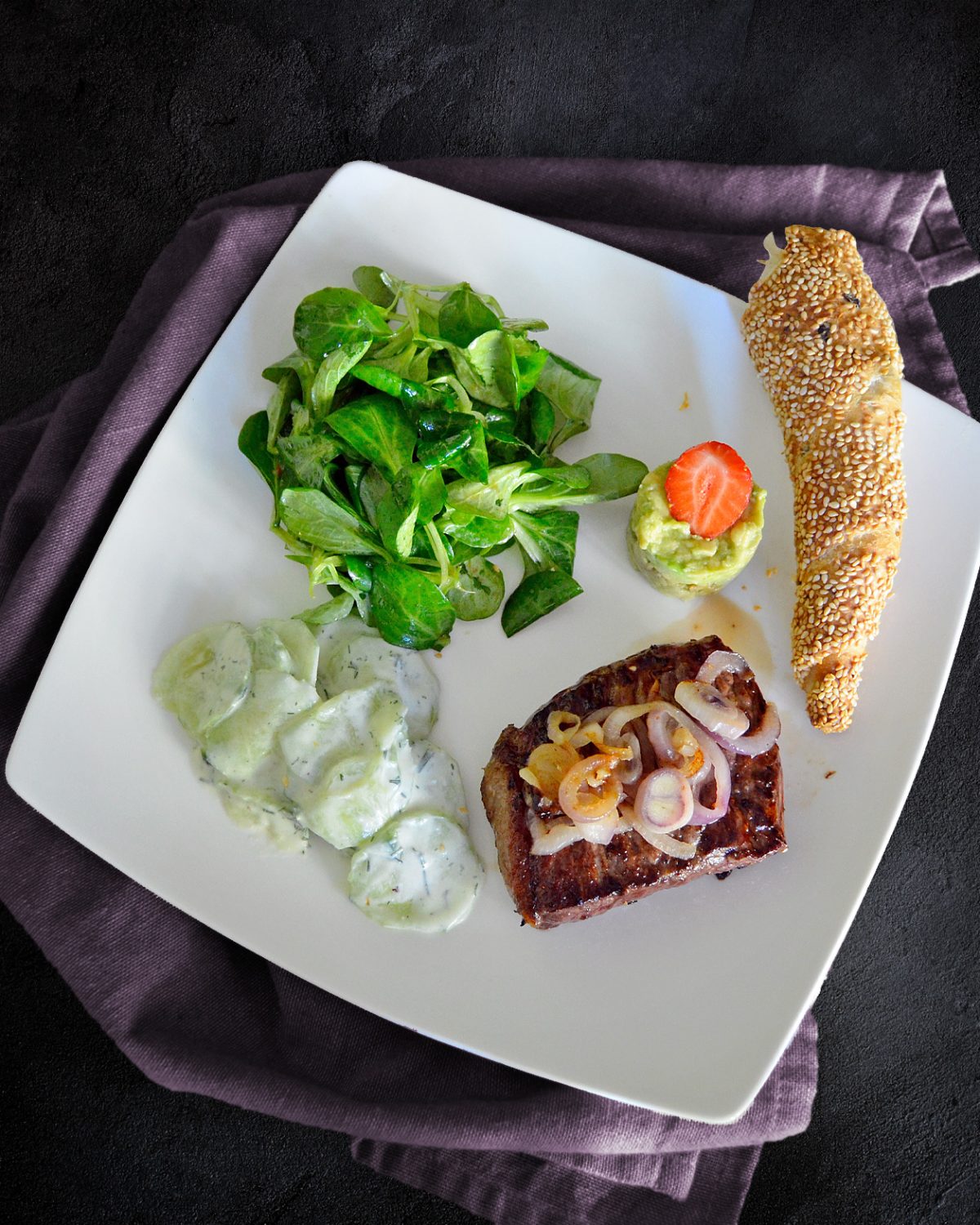 Steak mit Salaten und Sesamstange