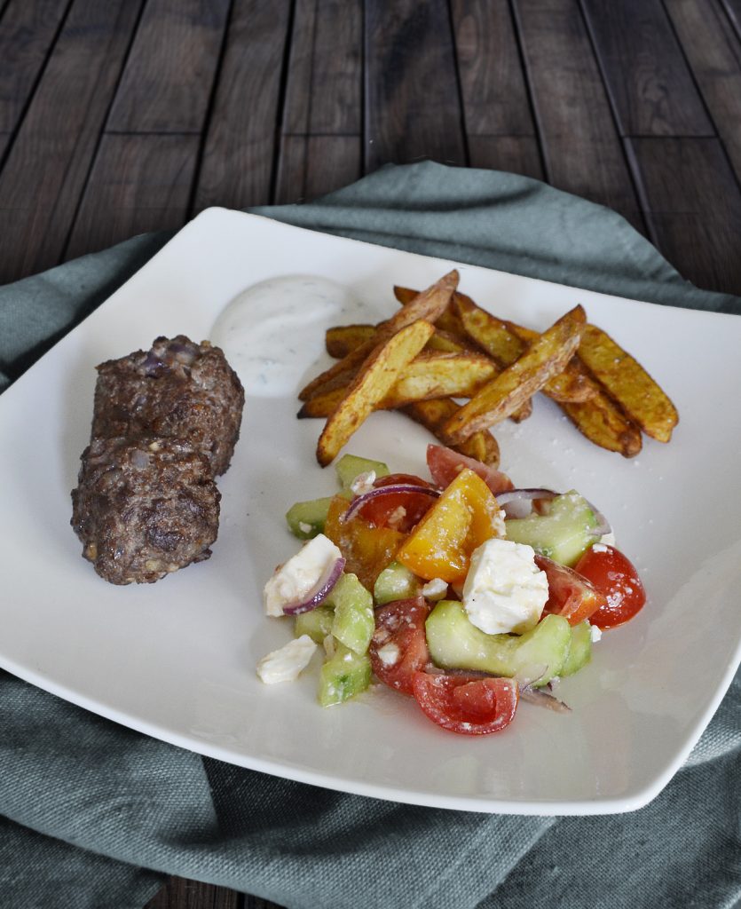 Bifteki mit griechischem Salat und Kartoffelspalten