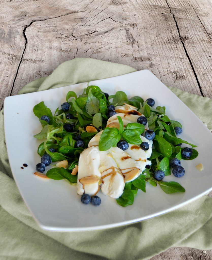 Blattsalat mit Mozzarella und Heidelbeeren