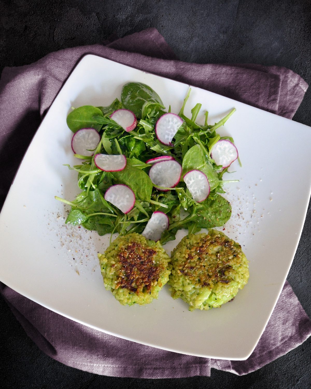 Bulgur-Brokkoli-Bällchen und Spinat-Rucola Salat