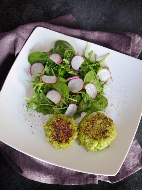 Bulgur-Brokkoli-Bällchen und Spinat-Rucola Salat