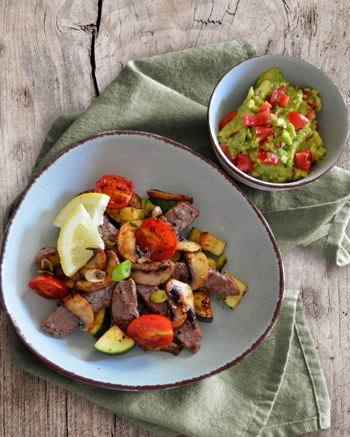 Gemüsepfännchen mit Steakstreifen und Guacamole