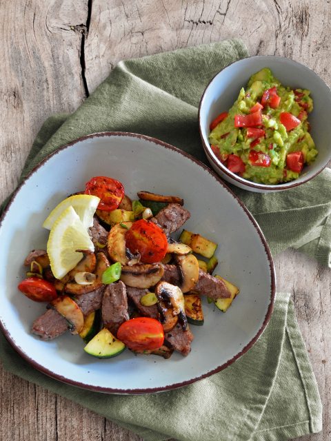 Gemüsepfännchen mit Steakstreifen und Guacamole