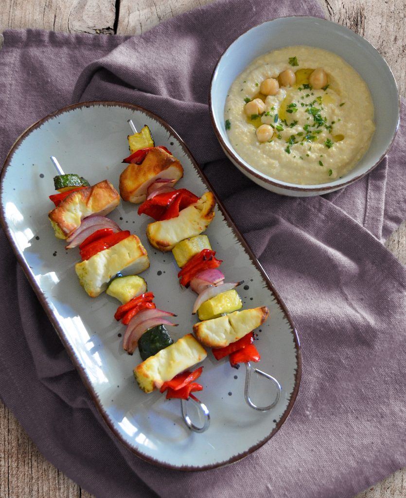 Halloumi-Spieße mit Hummus