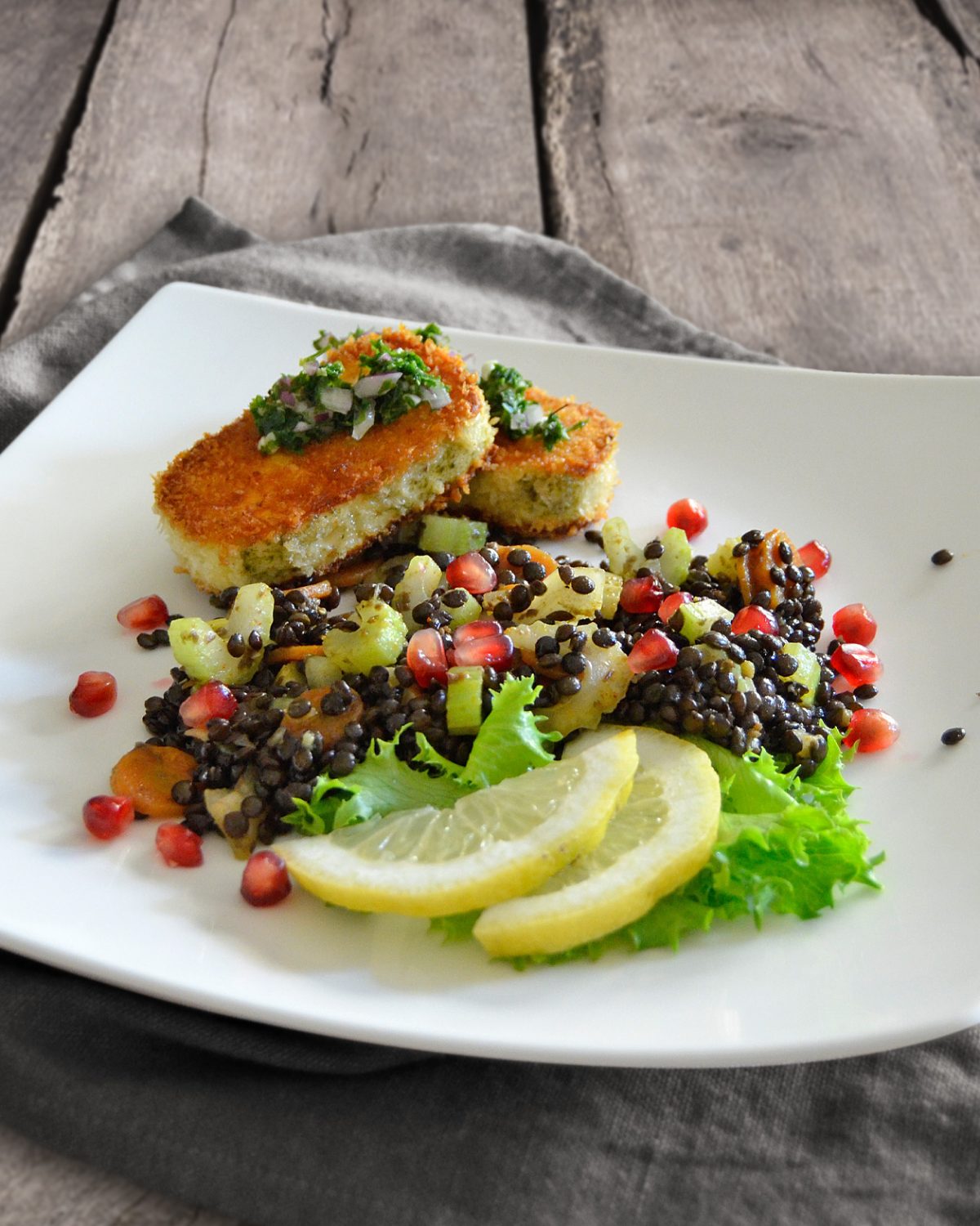 Panierter Halloumi auf Linsensalat