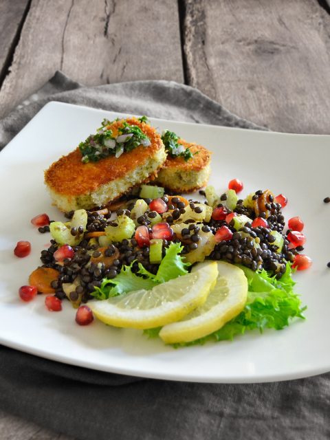 Panierter Halloumi auf Linsensalat