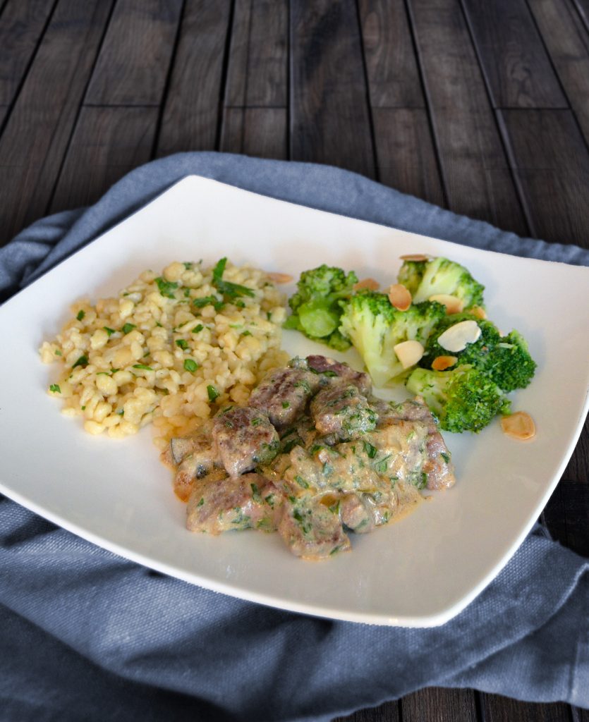 Bœuf Stroganoff mit Tarhonya und Brokkoli