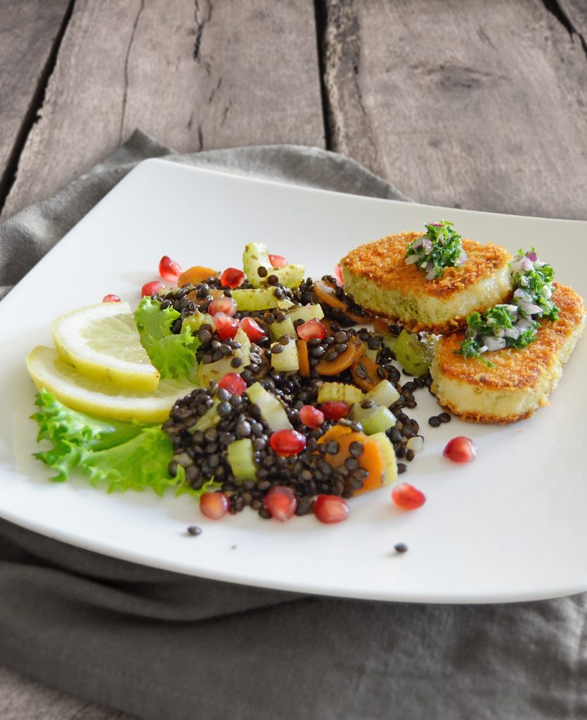 Panierter Halloumi auf Linsensalat