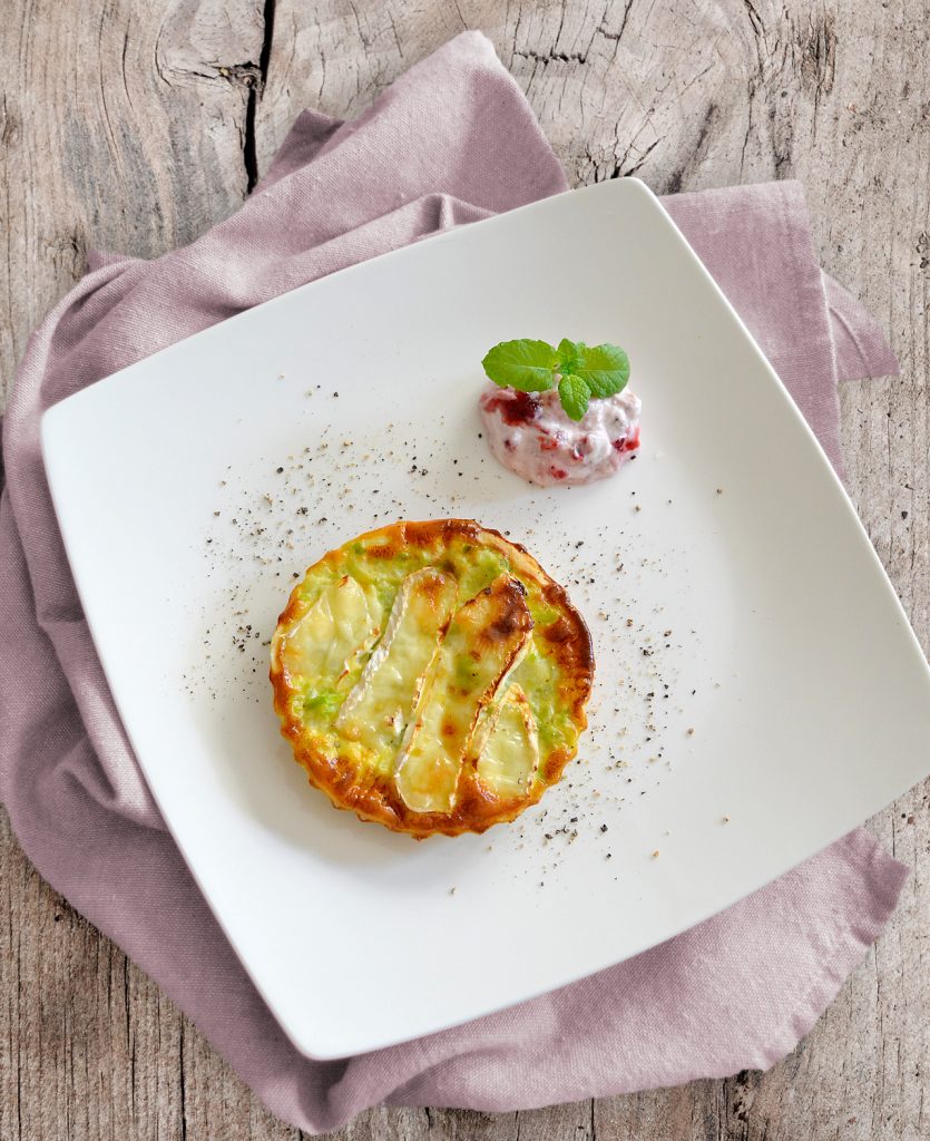 Lauch-Quiche mit Preiselbeer-Sauerrahm-Dip