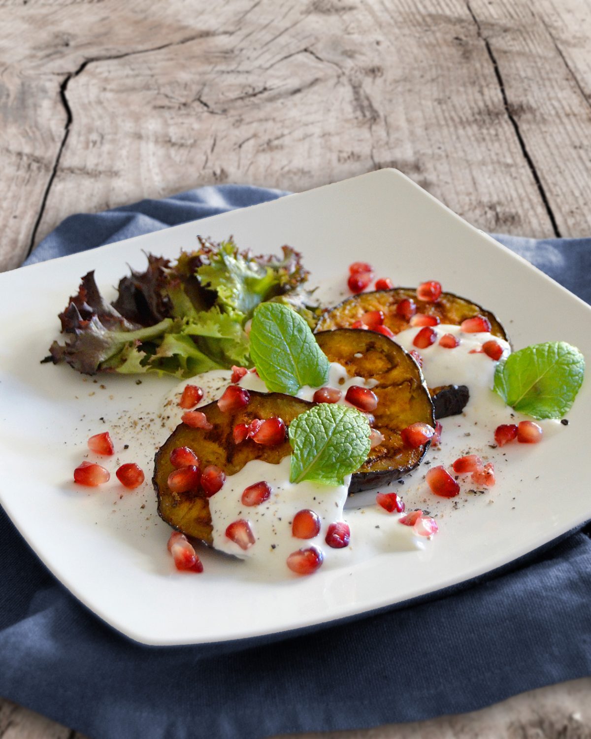 Gebratene Auberginen mit Tahin-Joghurt und Granatapfel