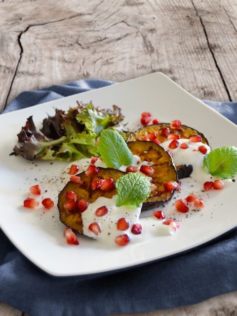 Gebratene Auberginen mit Tahin-Joghurt und Granatapfel