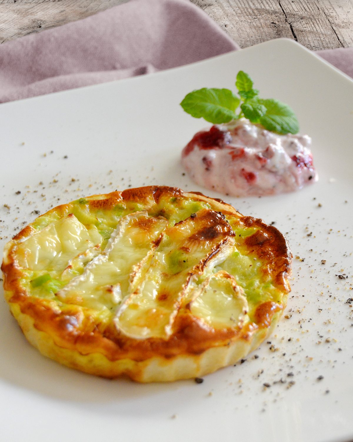 Lauch-Quiche mit Preiselbeer-Sauerrahm-Dip