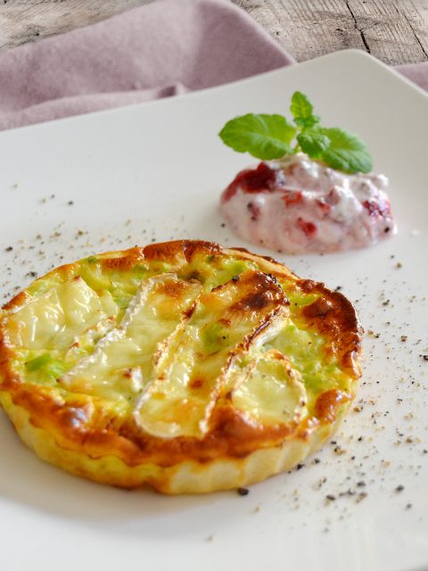 Lauch-Quiche mit Preiselbeer-Sauerrahm-Dip