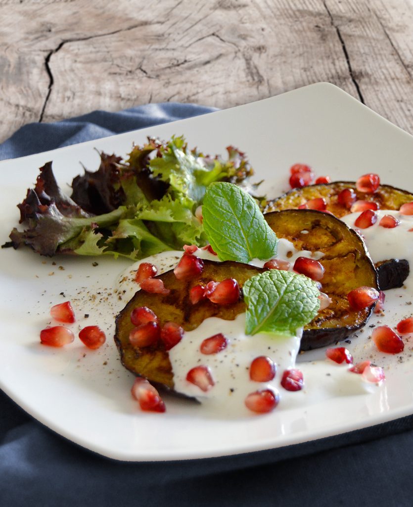 Gebratene Auberginen mit Tahin-Joghurt und Granatapfel