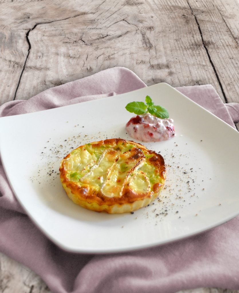 Lauch-Quiche mit Preiselbeer-Sauerrahm-Dip