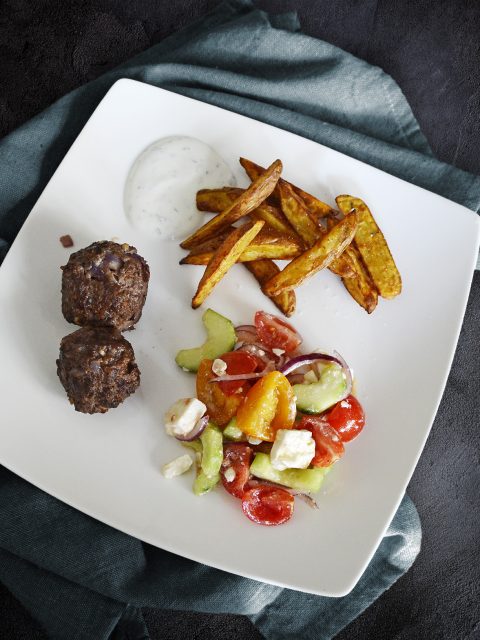 Bifteki mit griechischem Salat und Kartoffelspalten