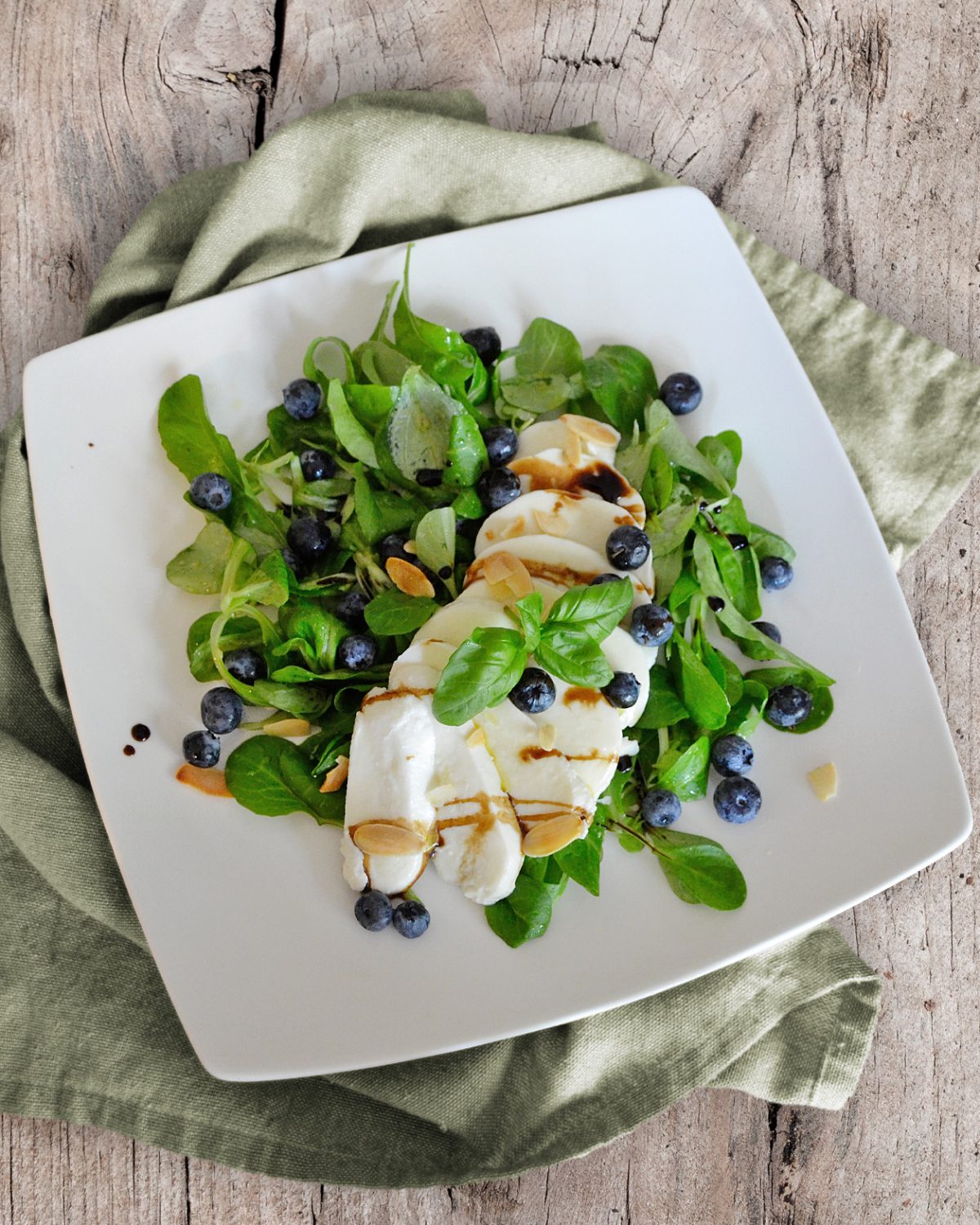 Blattsalat mit Mozzarella und Heidelbeeren