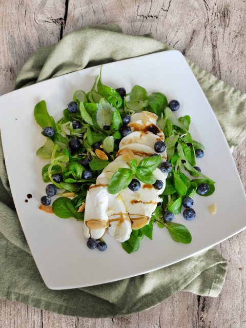 Blattsalat mit Mozzarella und Heidelbeeren