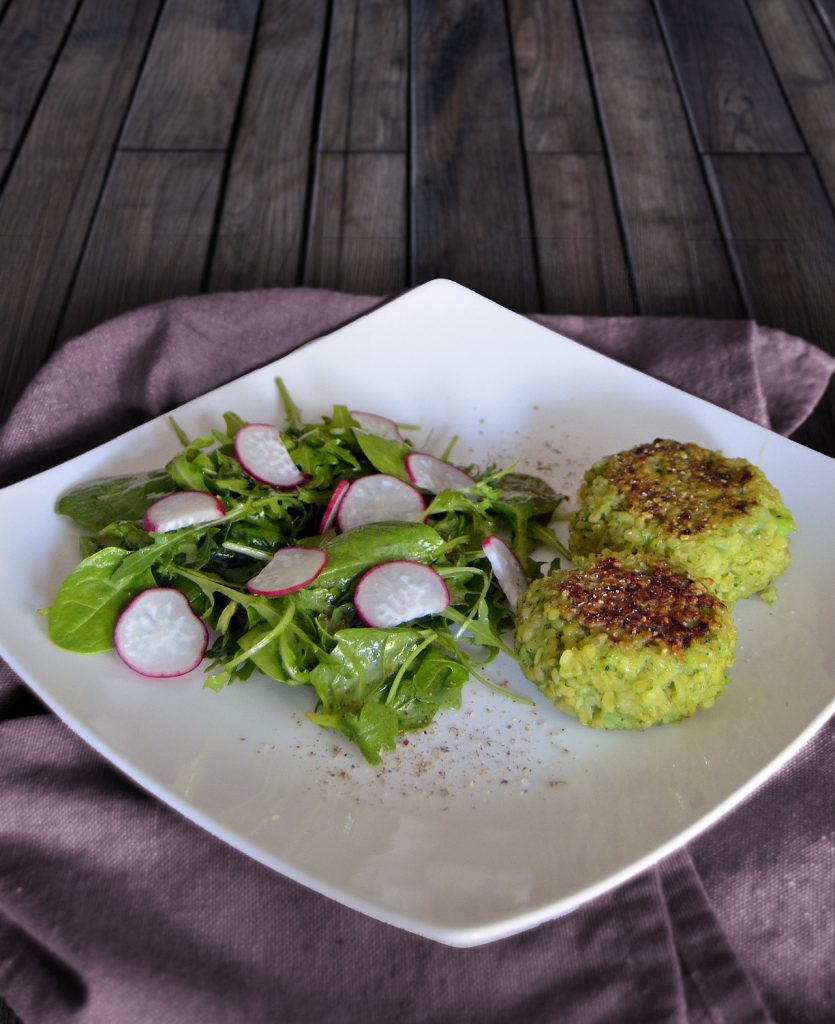 Bulgur-Brokkoli-Bällchen und Spinat-Rucola Salat