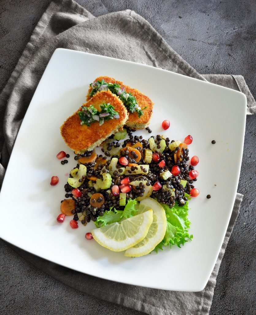 Panierter Halloumi auf Linsensalat