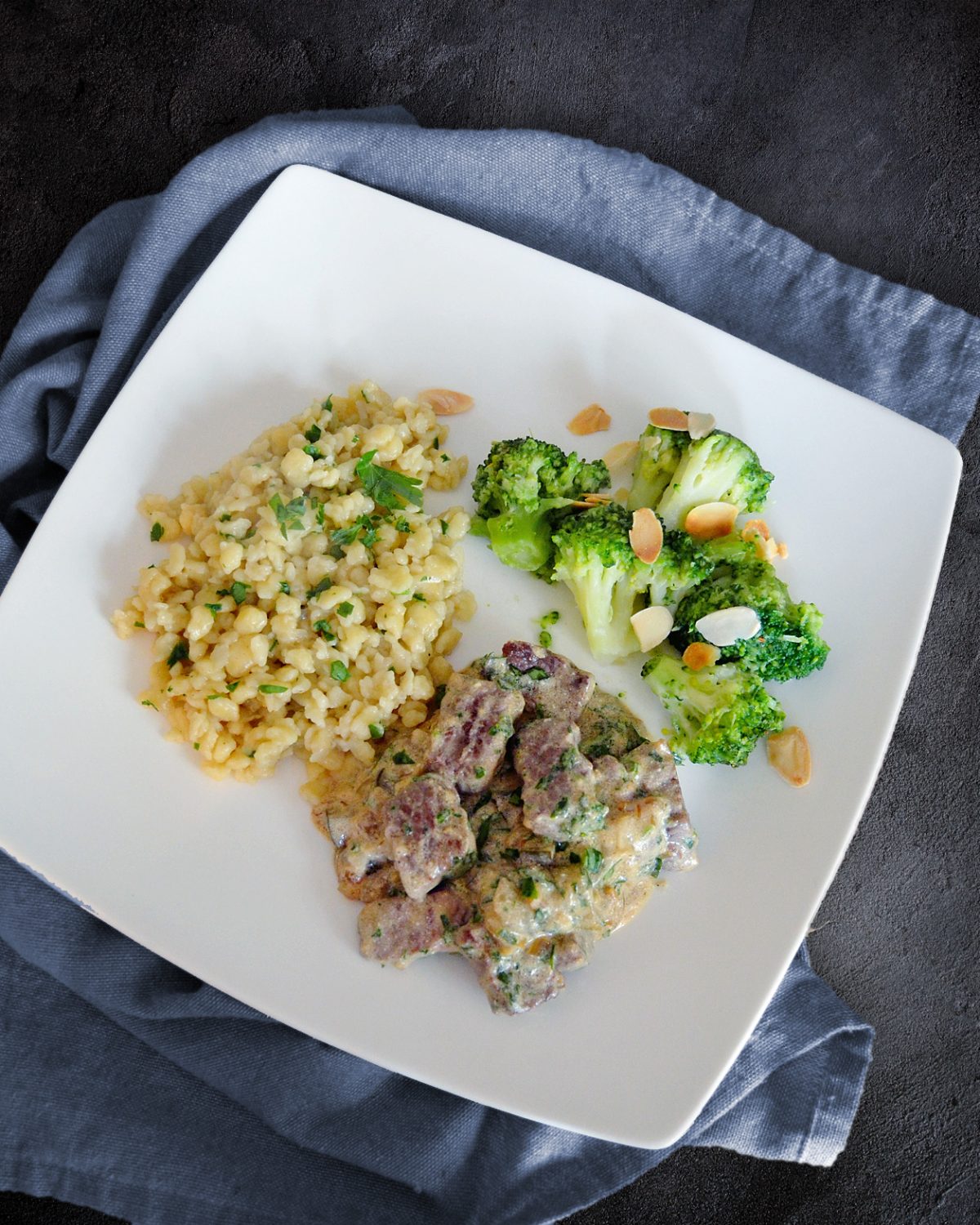 Bœuf Stroganoff mit Tarhonya und Brokkoli