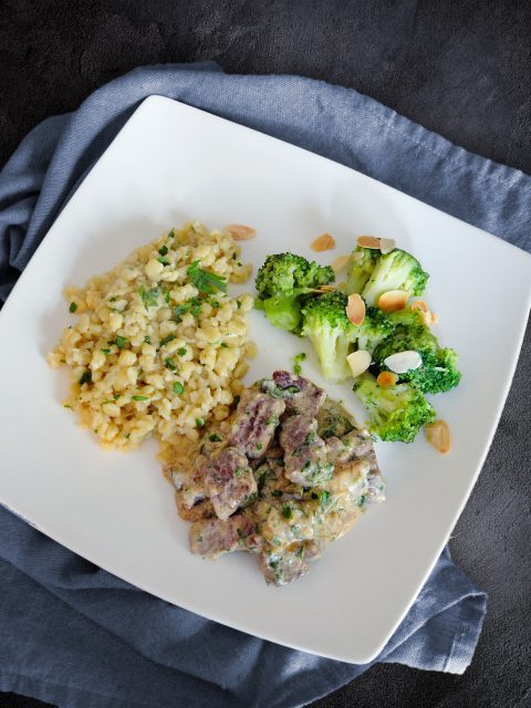 Bœuf Stroganoff mit Tarhonya und Brokkoli