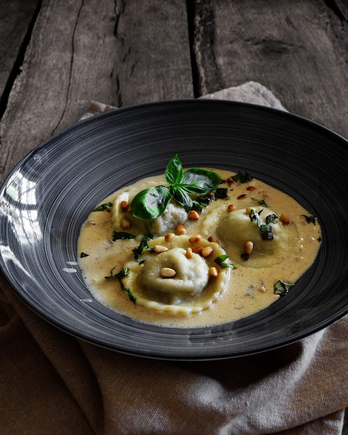 Ravioli mit Ziegenkäse-Champignon-Füllung