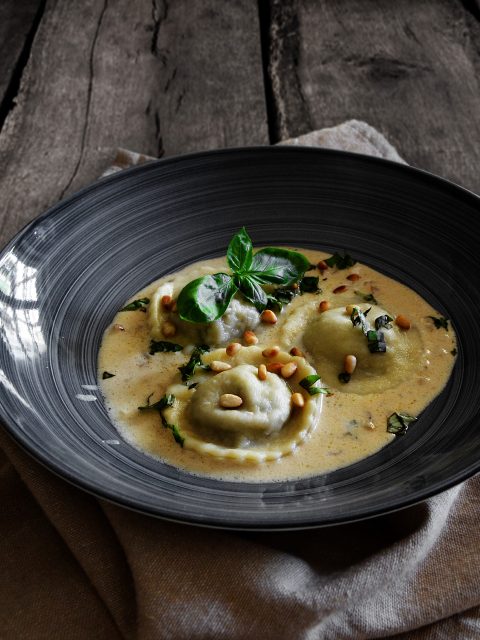 Ravioli mit Ziegenkäse-Champignon-Füllung