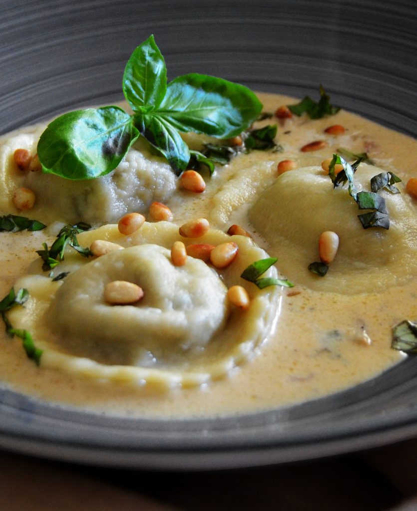 Ravioli mit Ziegenkäse-Champignon-Füllung