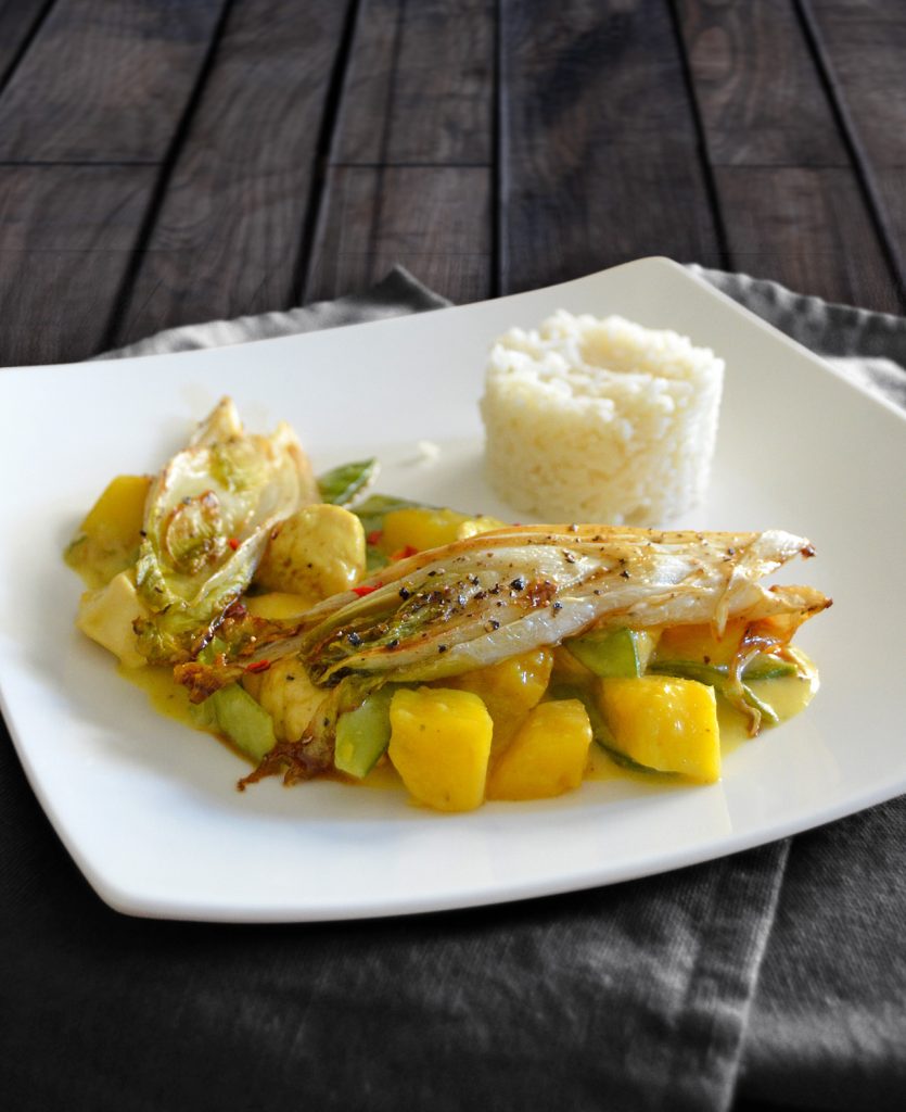 Hähnchencurry mit Mango, Zuckerschoten und karamellsiertem Chicorée