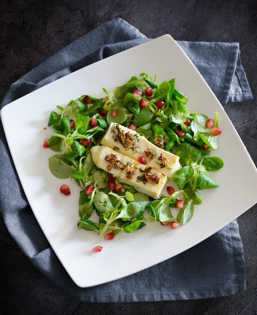 Honig-gratinierter Feta auf Feldsalat