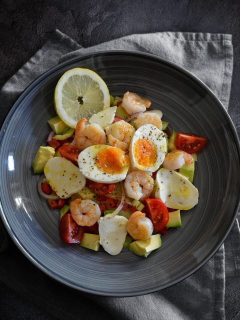 Bunter Salat mit Garnelen