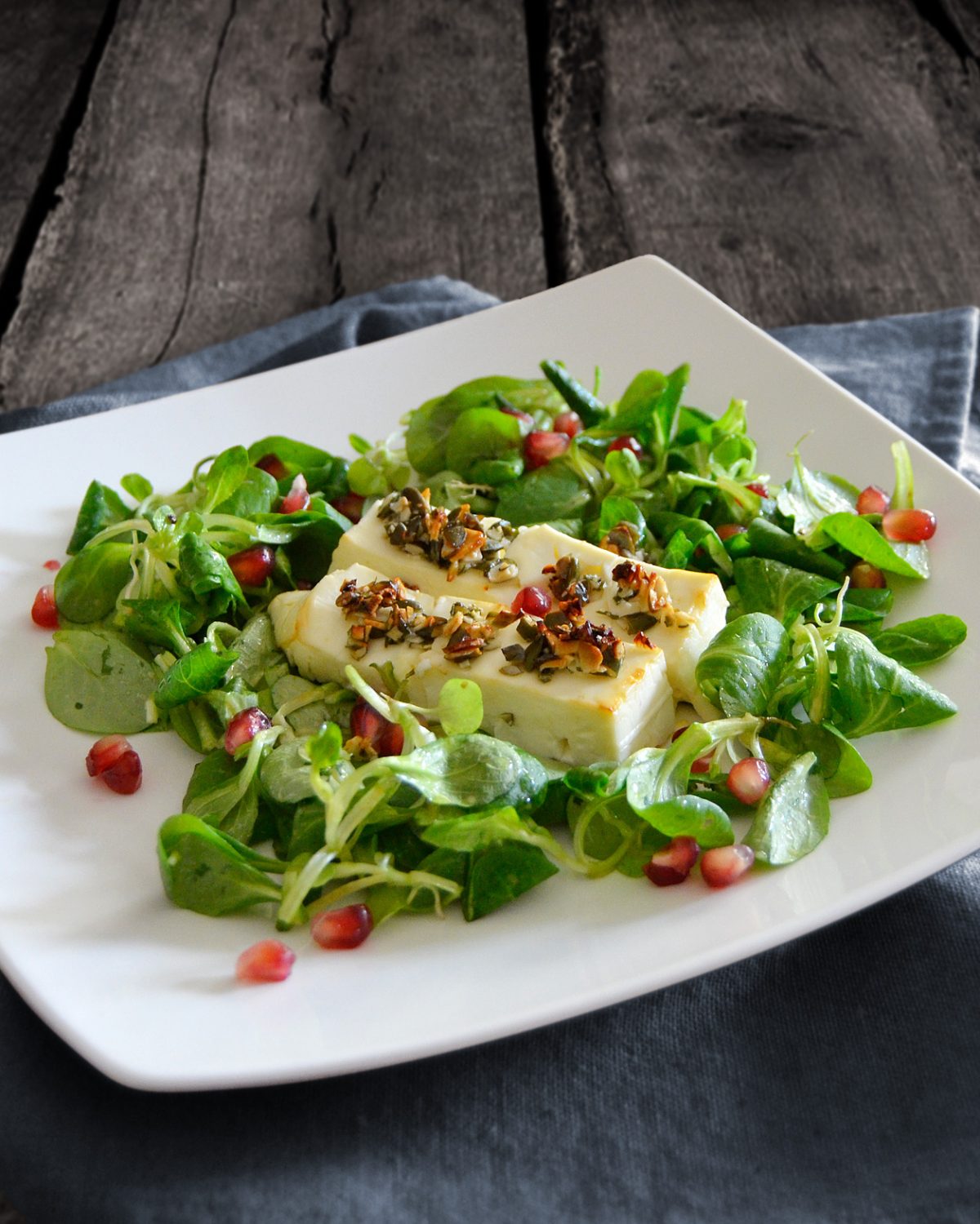 Honig-gratinierter Feta auf Feldsalat