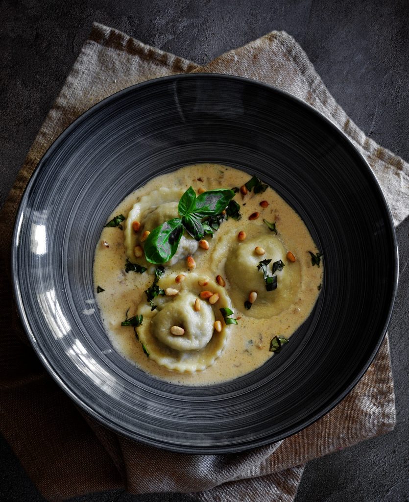 Ravioli mit Ziegenkäse-Champignon-Füllung