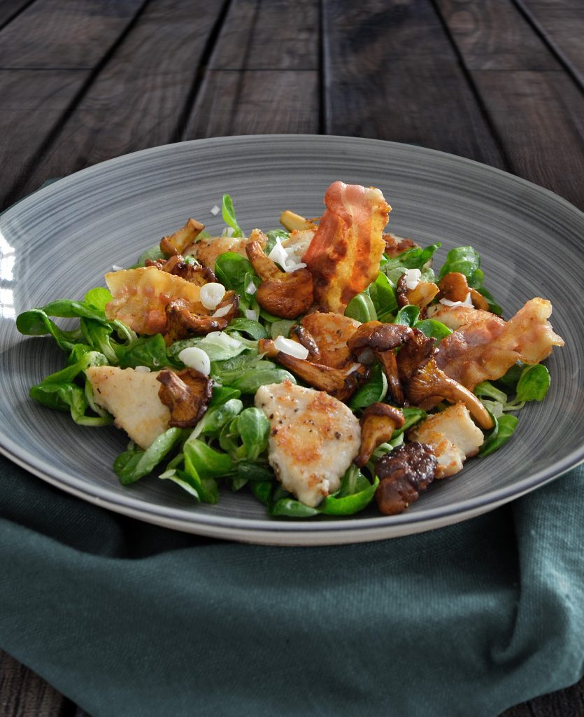 Feldsalat mit Pfifferlingen, Hähnchen und Bacon