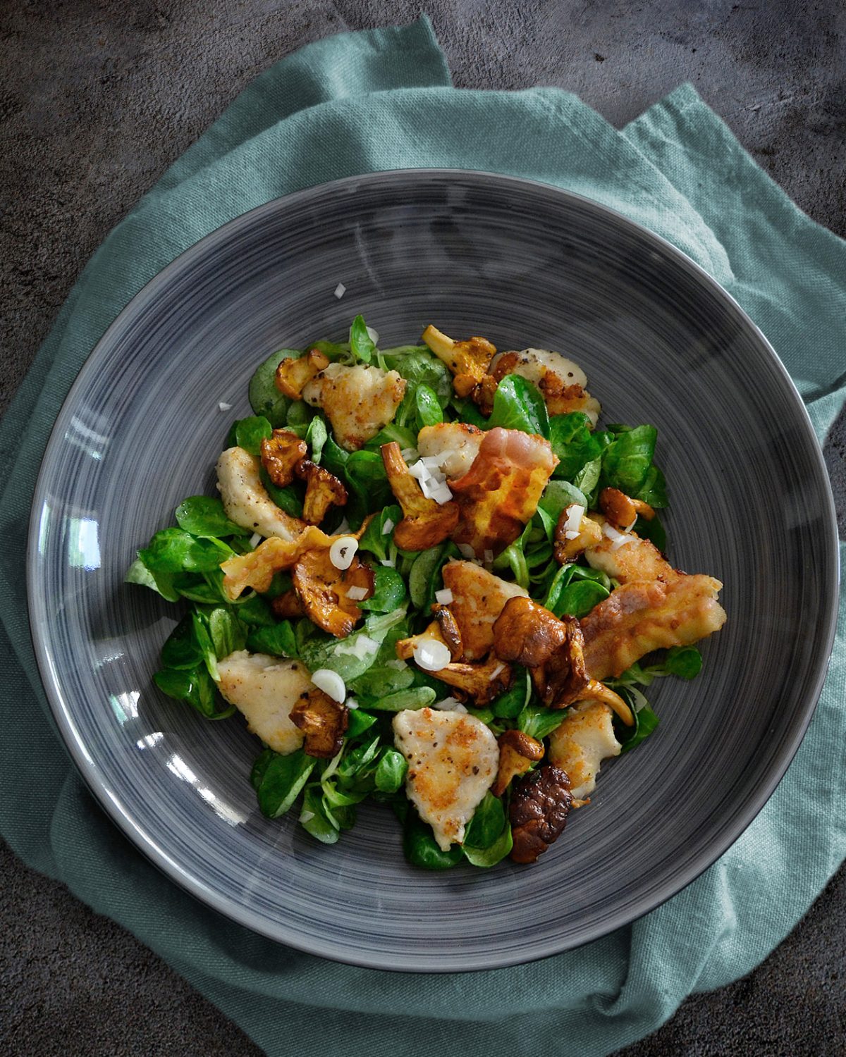 Feldsalat mit Pfifferlingen, Hähnchen und Bacon