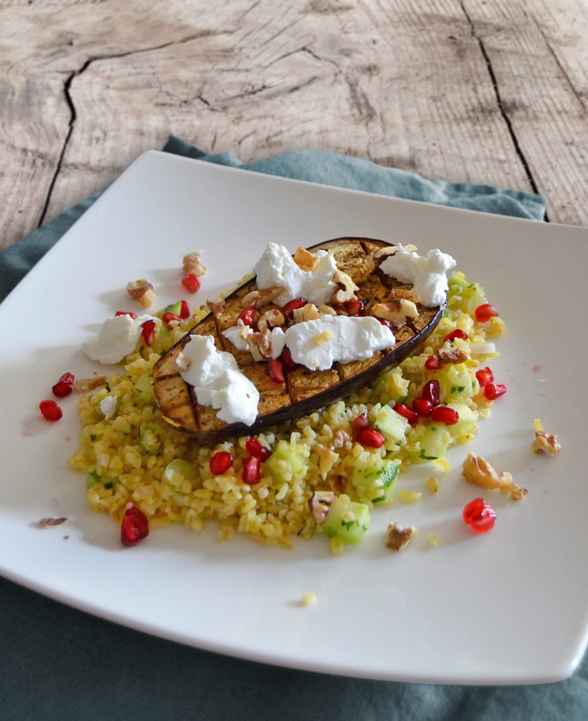 Gebackene Aubergine auf Bulgur