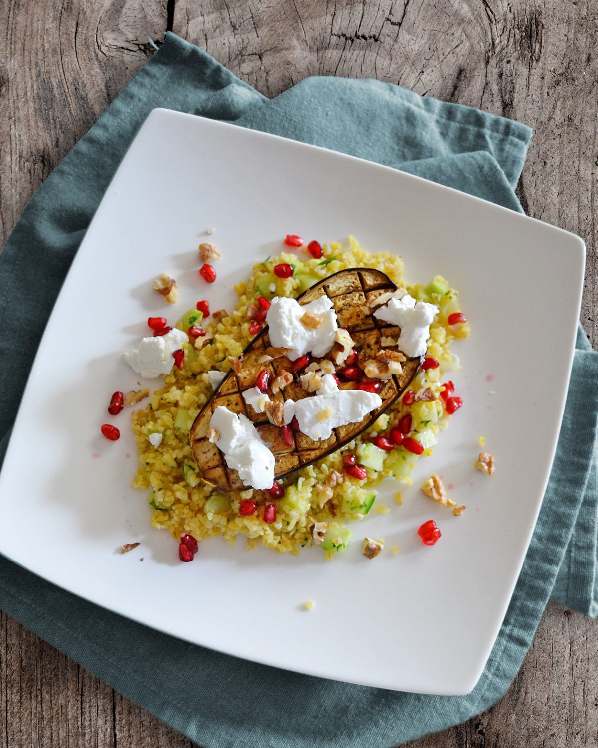 Gebackene Aubergine auf Bulgur