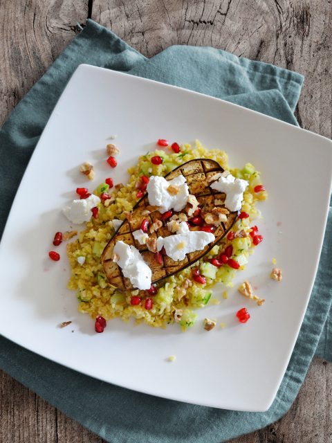 Gebackene Aubergine auf Bulgur