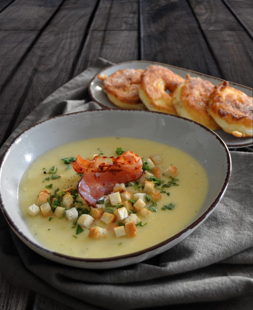 Kartoffelsuppe und Apfelküchle