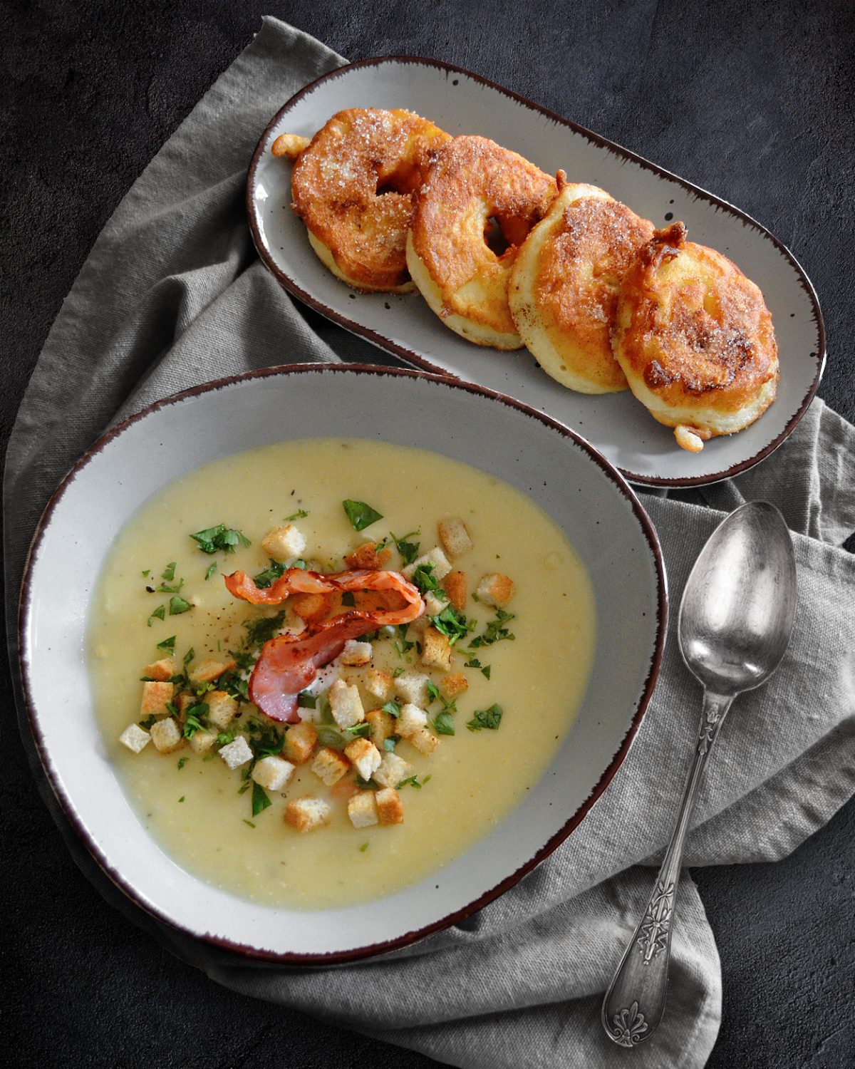 Kartoffelsuppe und Apfelküchle