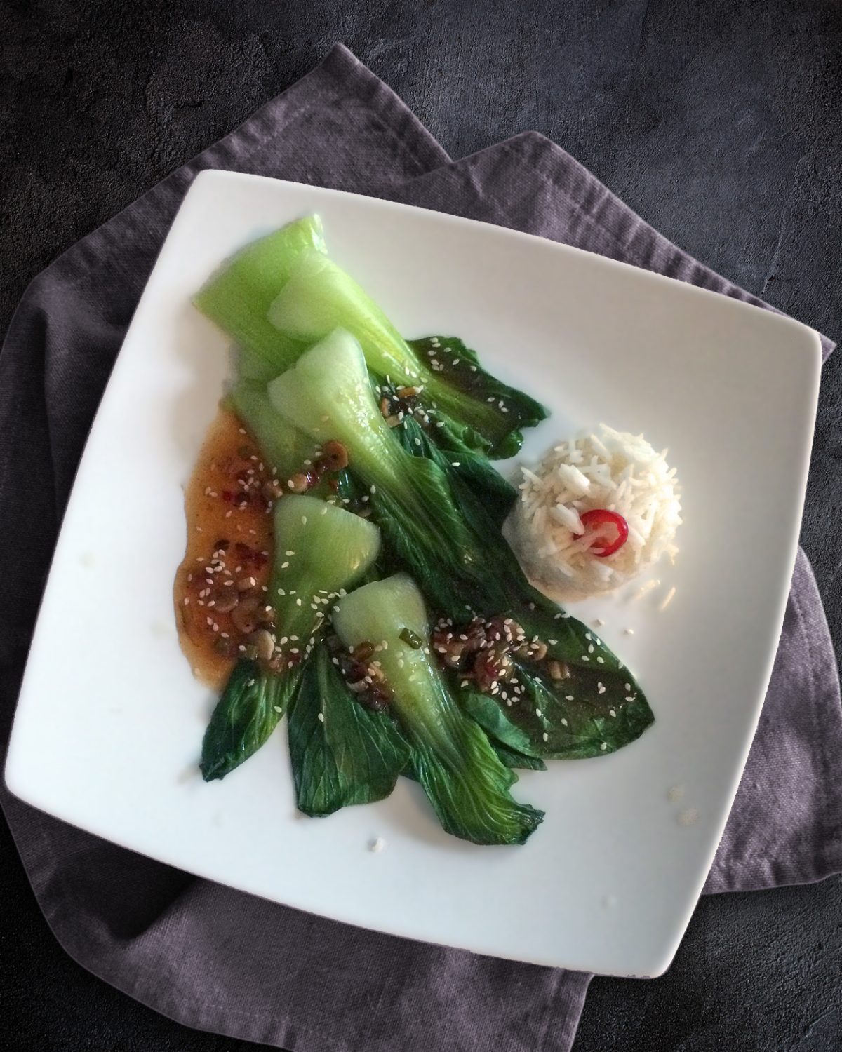 Gedämpfter Pak Choi mit Knoblauch-Ingwer-Sauce